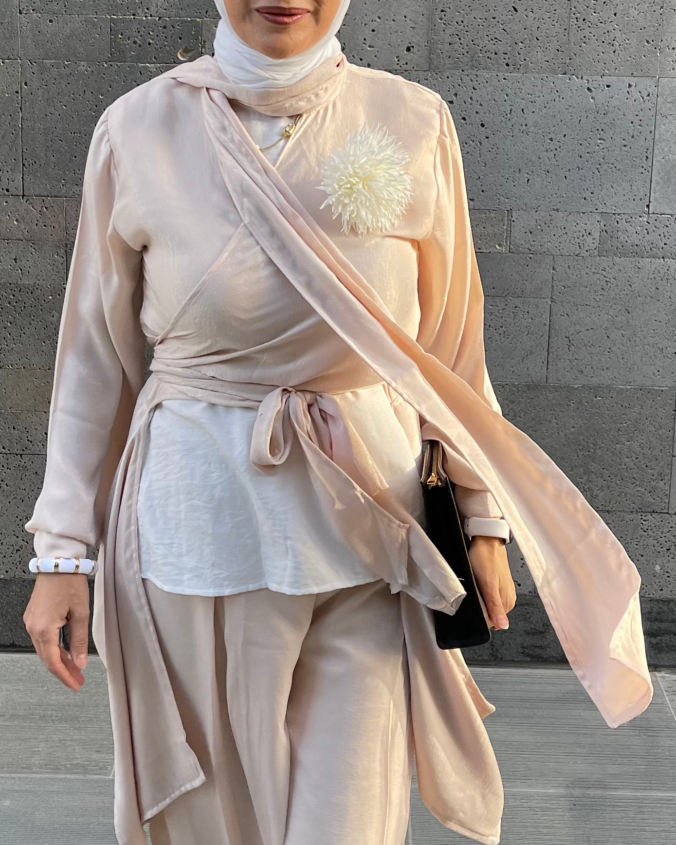 Shimmery wrap set in beige