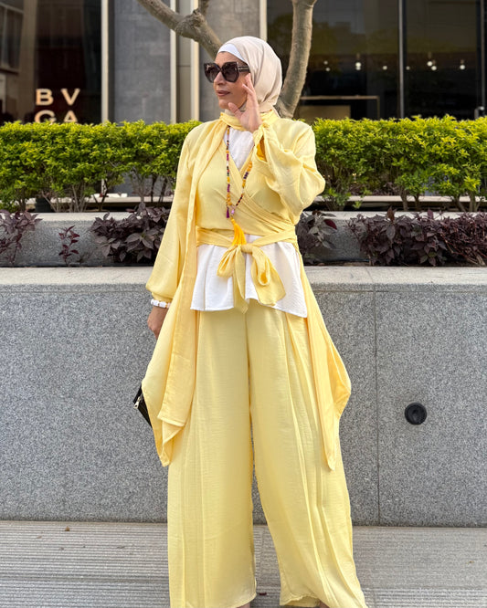 Shimmery wrap set in yellow