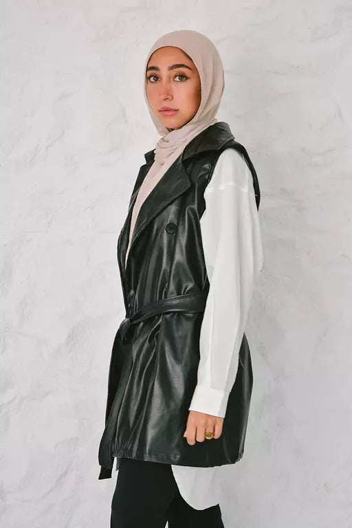 Leather vest in black